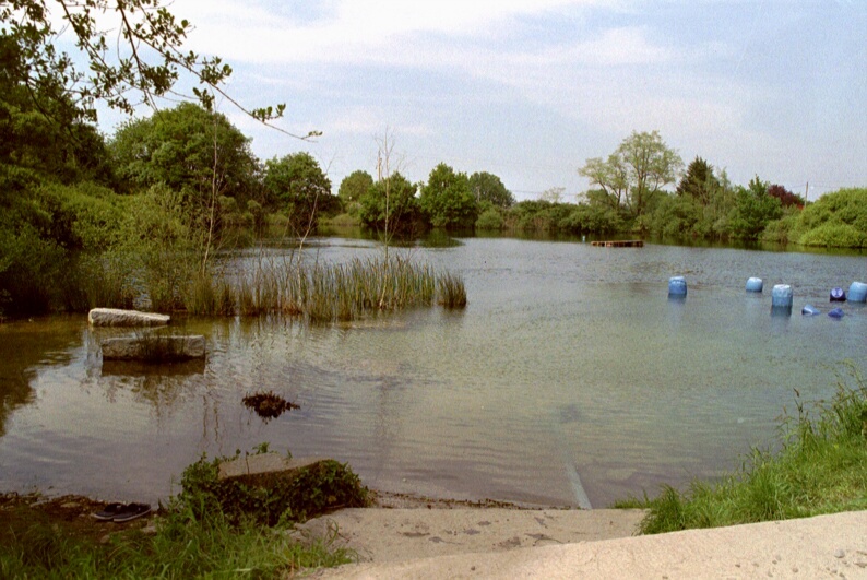 (Le lac de Bcon les Granits avec la rampe de mise  l'eau.